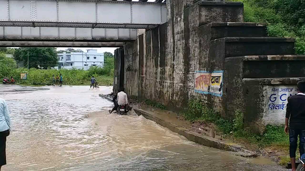 पानी जमा होने से लोगों को होती है परेशानियां