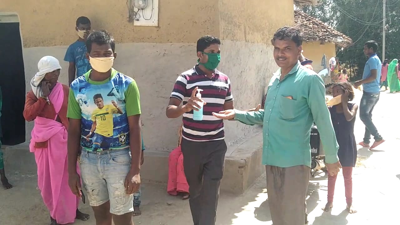 a family is distributing masks of the poor in shahdol