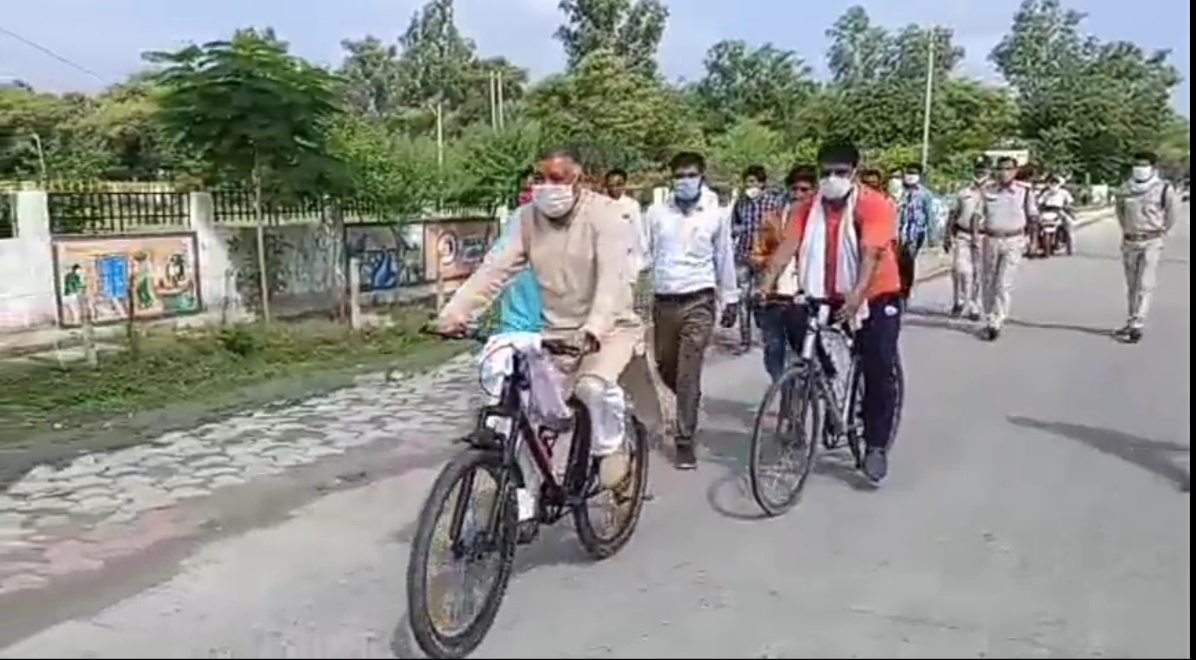 Minister Inder Singh Parmar arrived by riding a bicycle