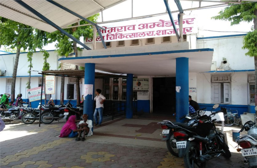 Collector Dinesh Jain inspected district hospital of shajapur