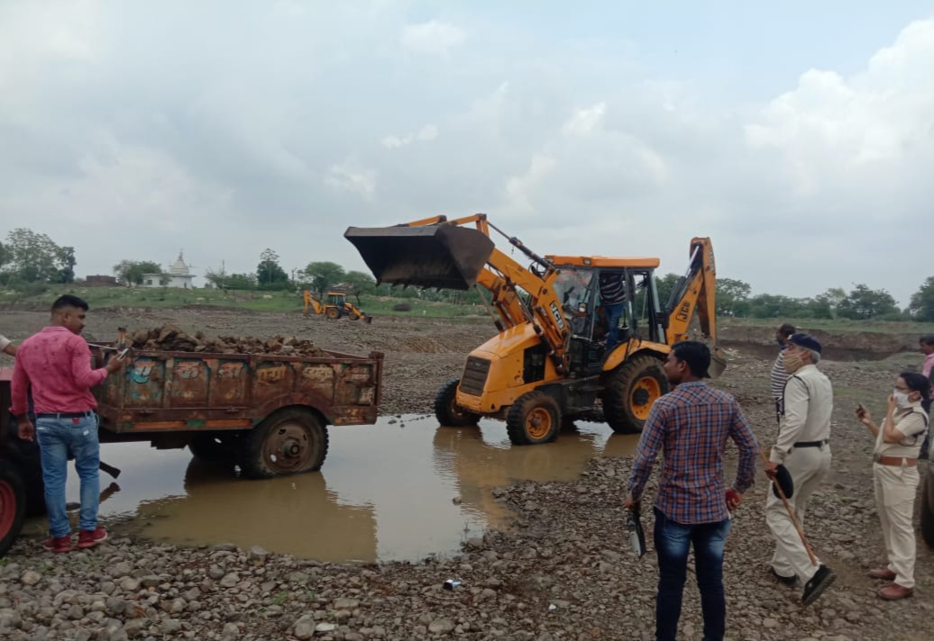 Combined action of Mineral Department and Police on illegal excavation of Muram in shajapur