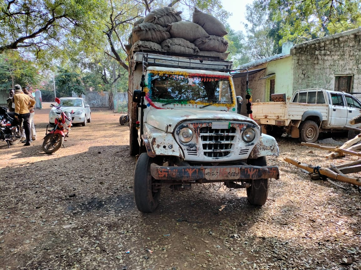 Forest Department confiscates herb filled pickup in Sheopur