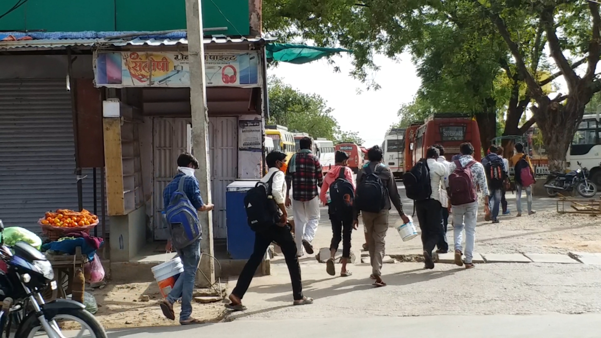 labourers stucked in kerala reached sheopur today