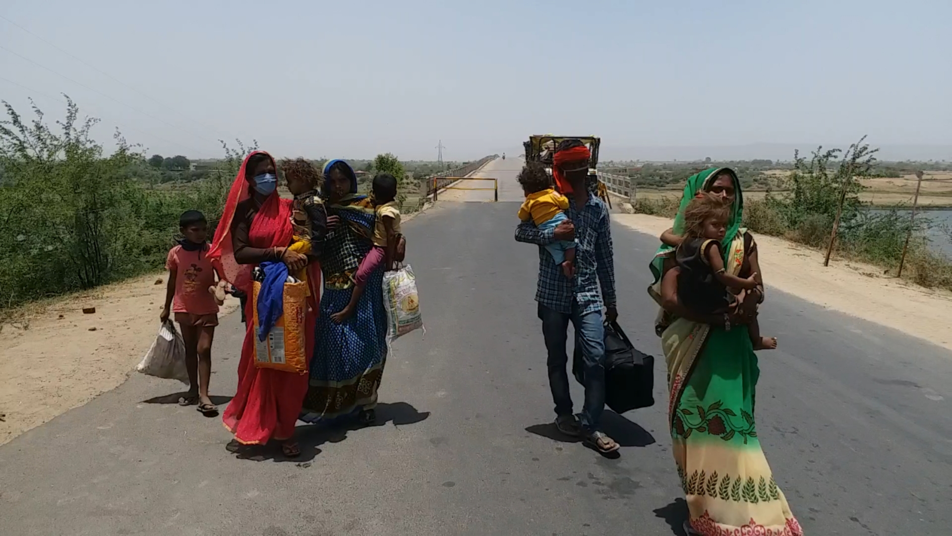 migrant-laborers-still-walking-on-foot-to-reach-their-home