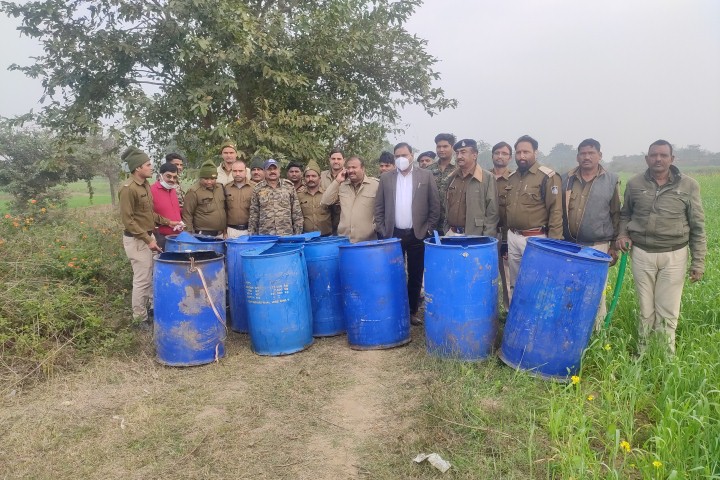 action on illegal liquor and demolished house of Kanjars in shivpuri