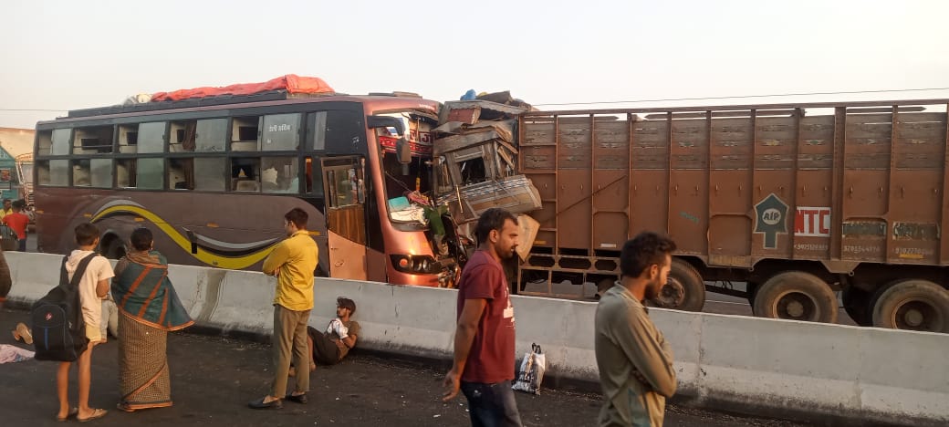 shivpuri road accident passenger bus hit truck