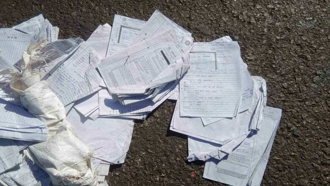 dShivpuri MP Board examination answer Sheets found lying on the highway