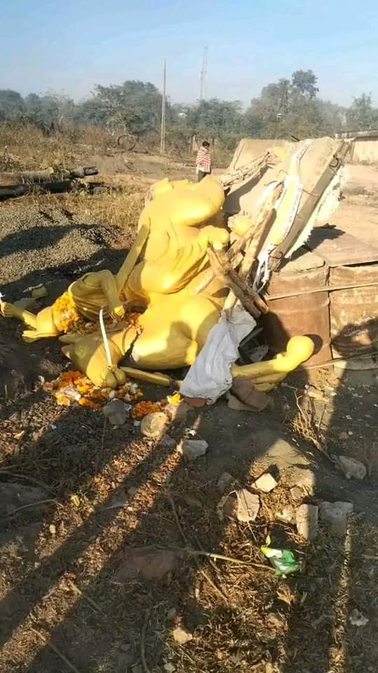 Statue of Jhalkari Bai in Pichor broken