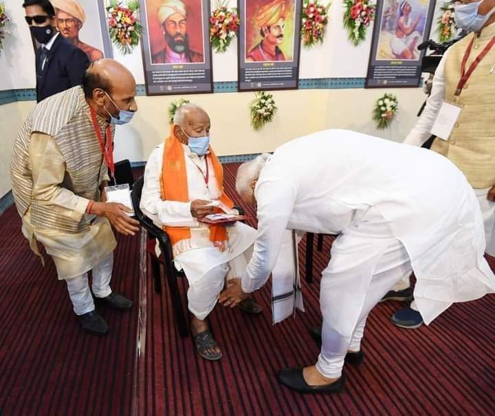 PM Modi paying tribute to  Lakshmi Narayan Gupta in Bhopal