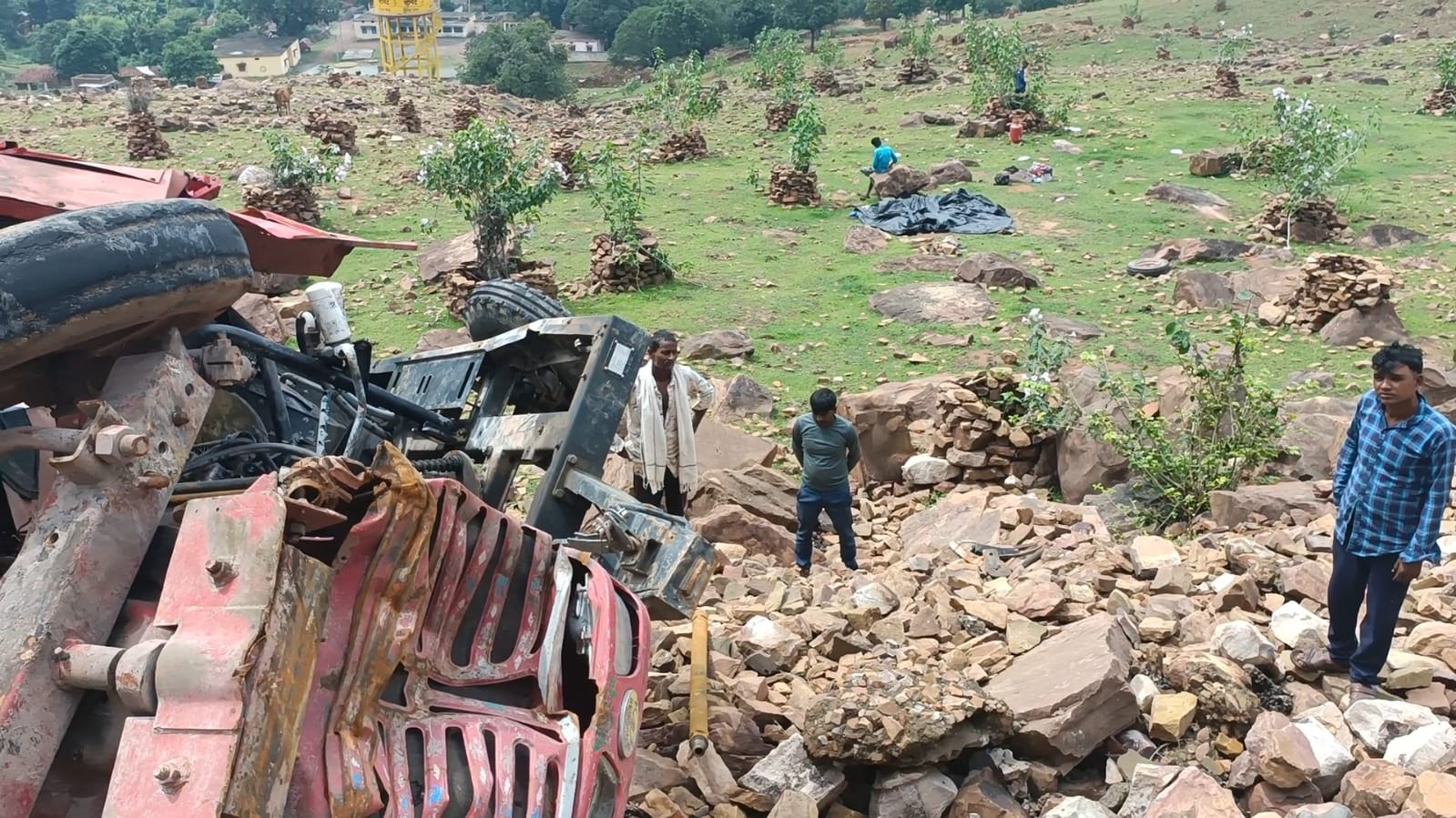 Sidhi Road Accident Tractor fell into 300 feet deep gorge