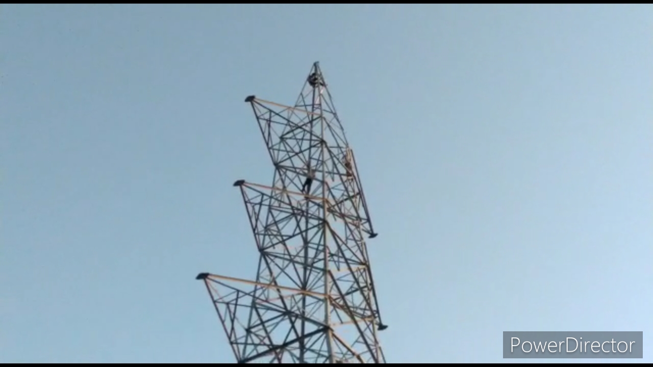 دو نوجوان بجلی کے ٹاور پر چڑھ گئے، جس سے آس پاس کے علاقوں میں سنسنی پھیل گئی