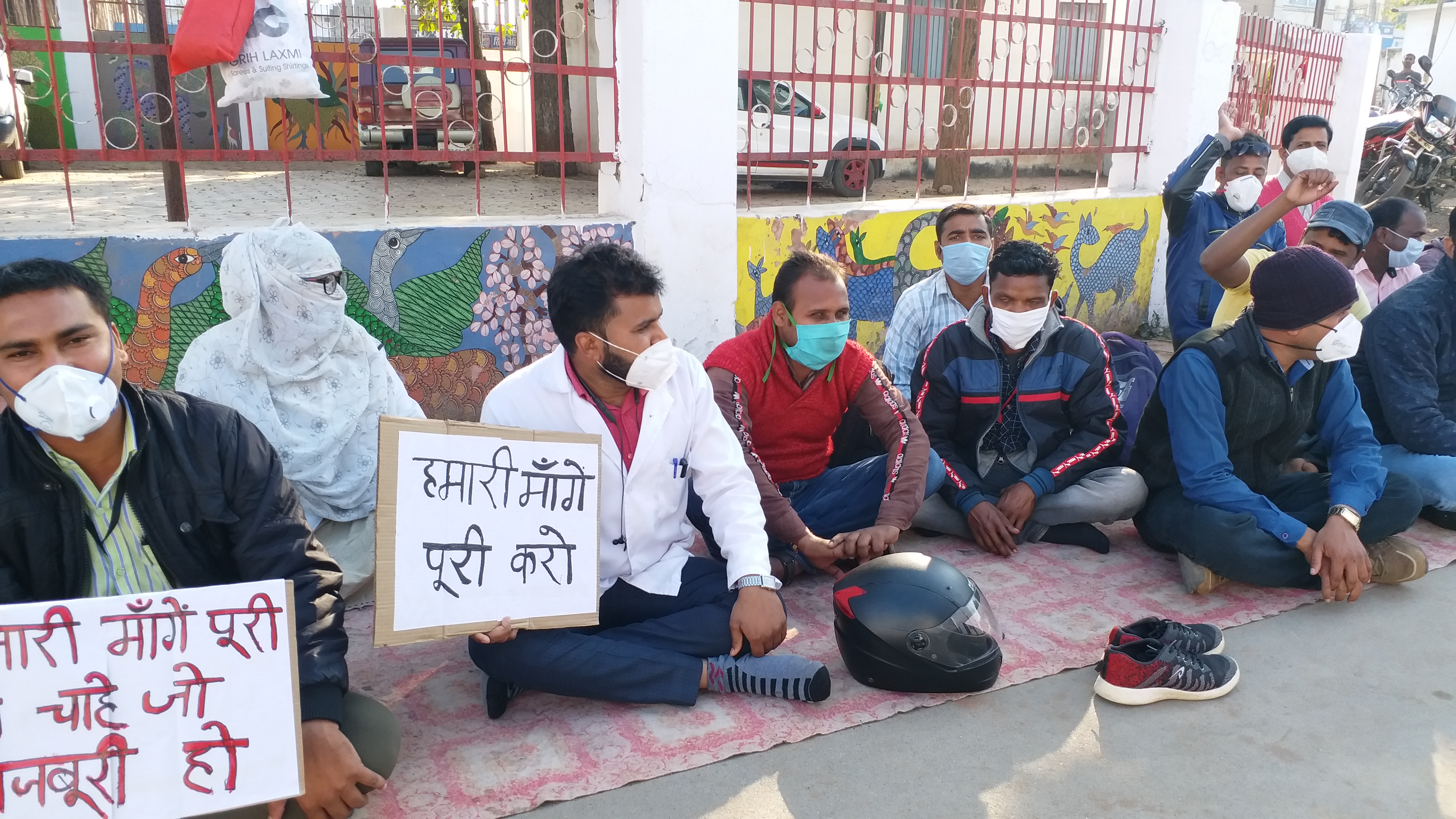 Temporary health workers sitting on strike