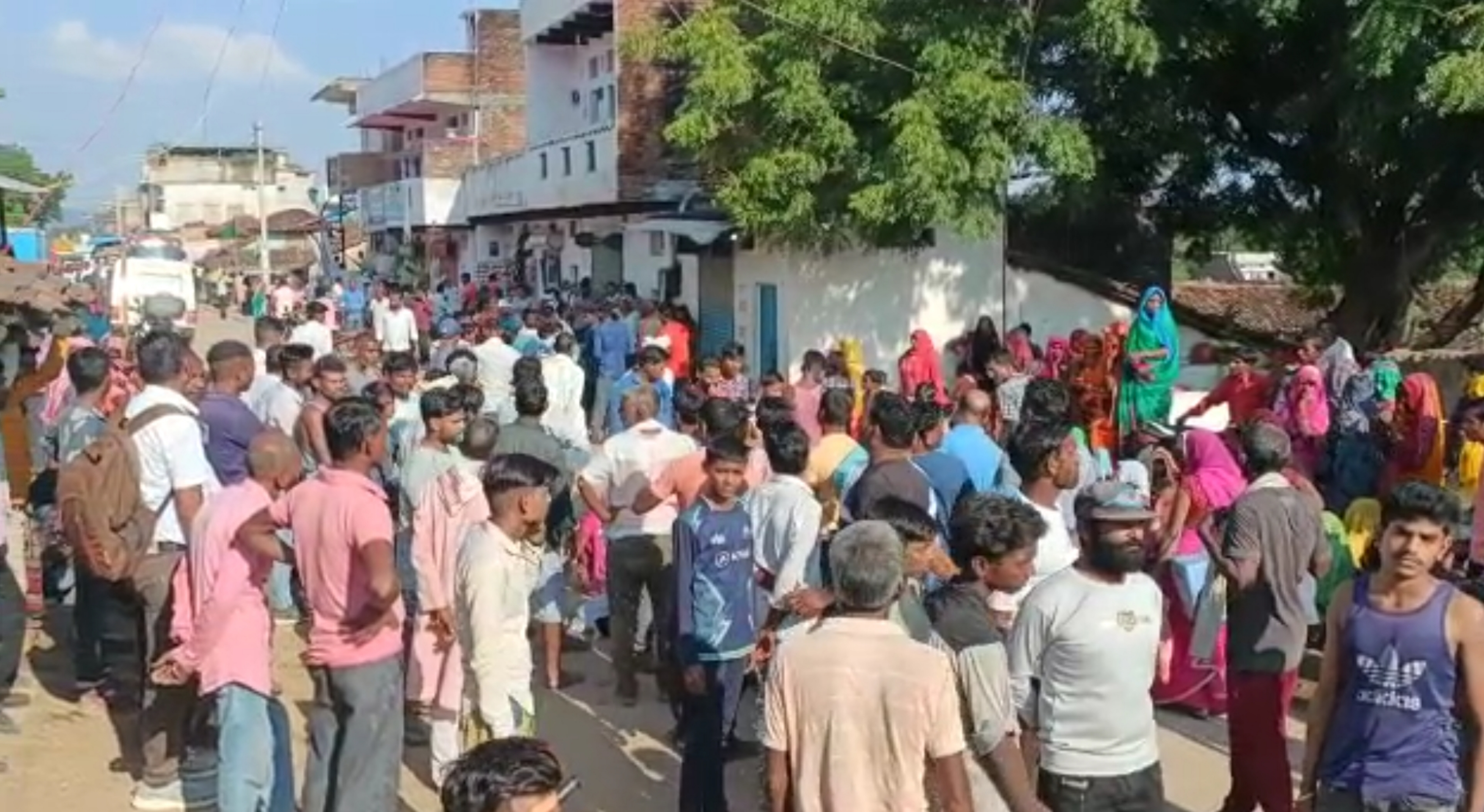 sidhi relatives blocked road with dead body