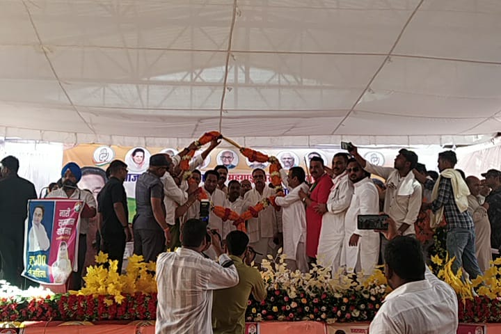 Workers welcoming Kamal Nath in the meeting