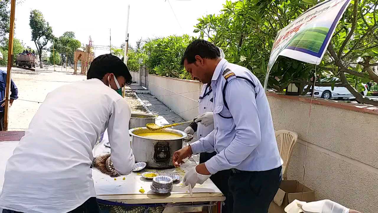 Tikamgarh district administration is feeding the laborers