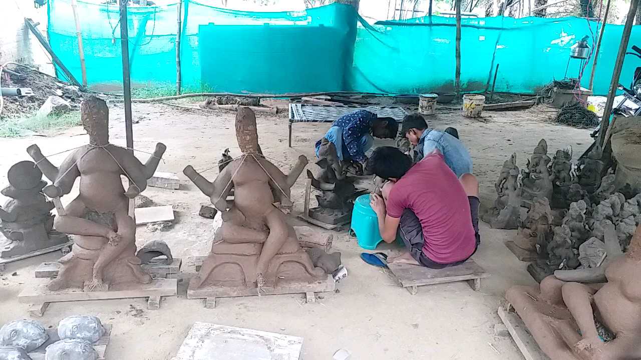 Sculptor making sculpture