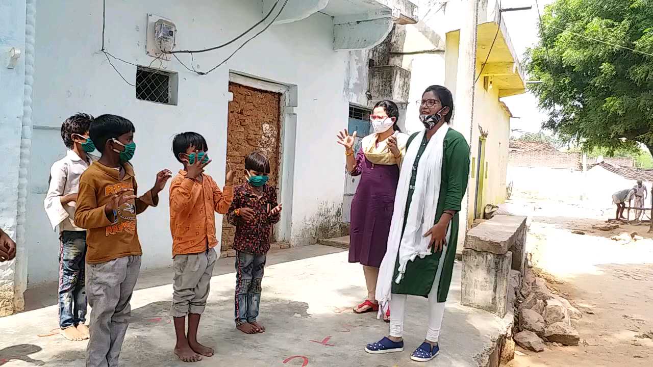 parveen-bano-teaching-the-children-of-village-with-play-games-in-tikamgarh