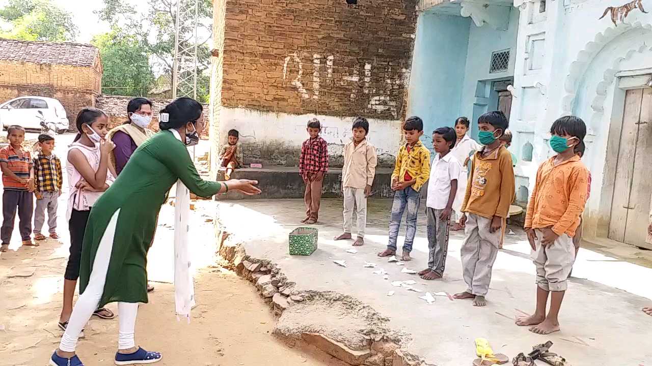 parveen-bano-teaching-the-children-of-village-with-play-games-in-tikamgarh