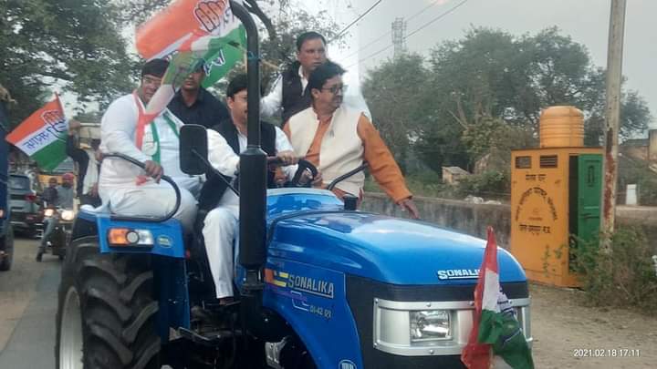 Congress takes out tractor rally against inflation in Tikamgarh