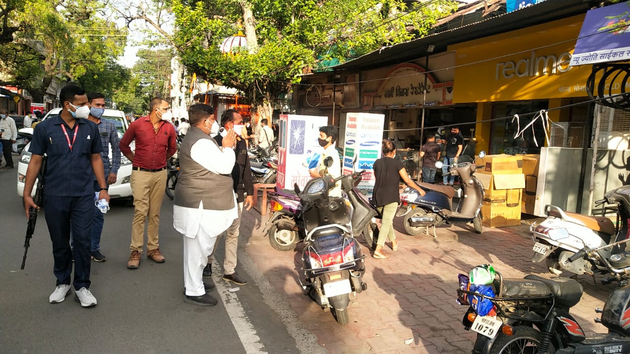 Appeal to the shopkeeper to wear a mask with folded hands