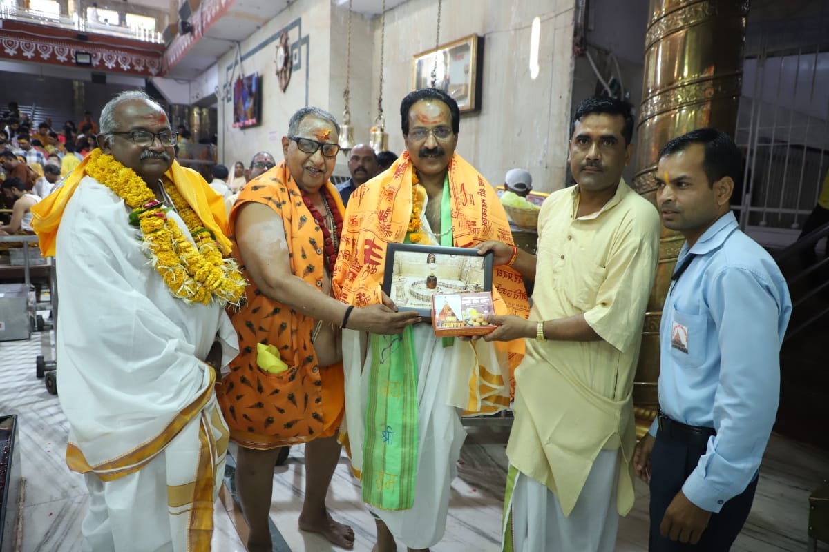 Shridhar Somnath presented the picture of Mahakal