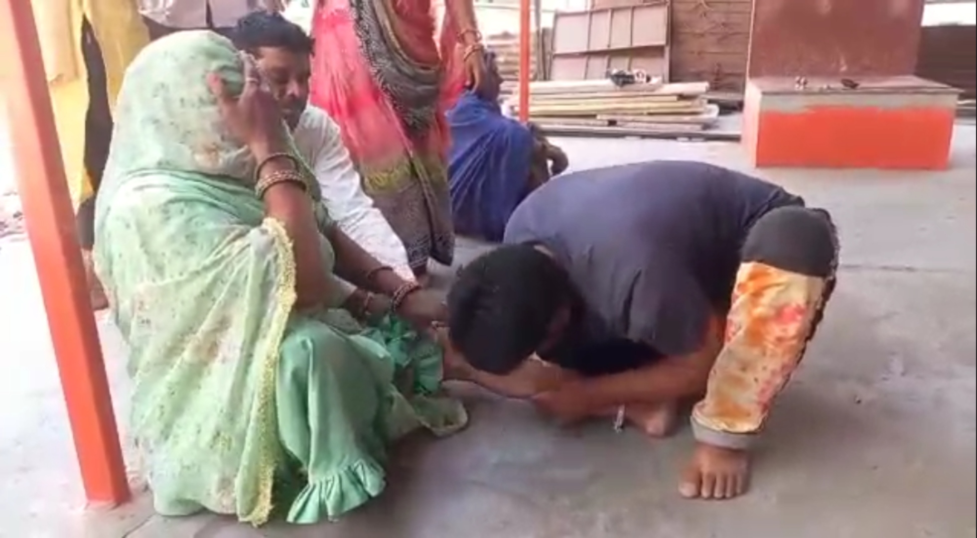 Ujjain man sucking blood and remove poison