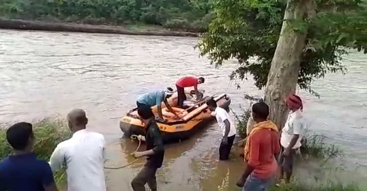 Rescue teams in search of people flowing in the river