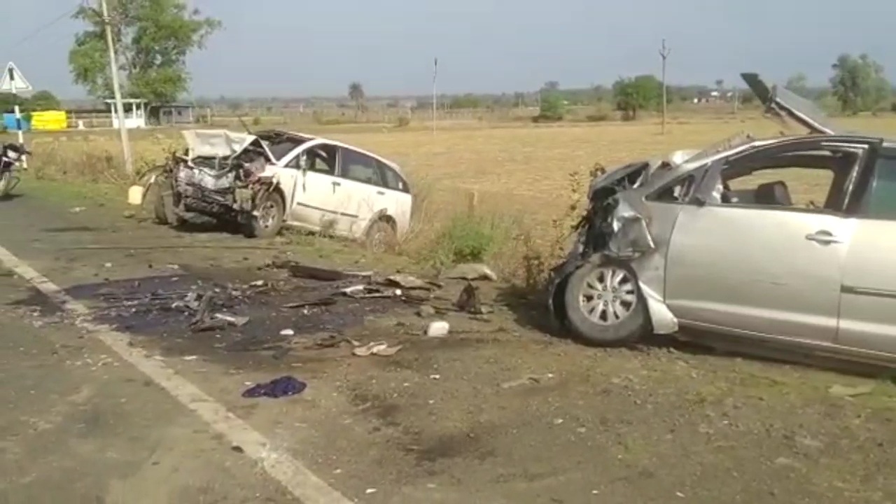 Fierce collision two cars in Vidisha