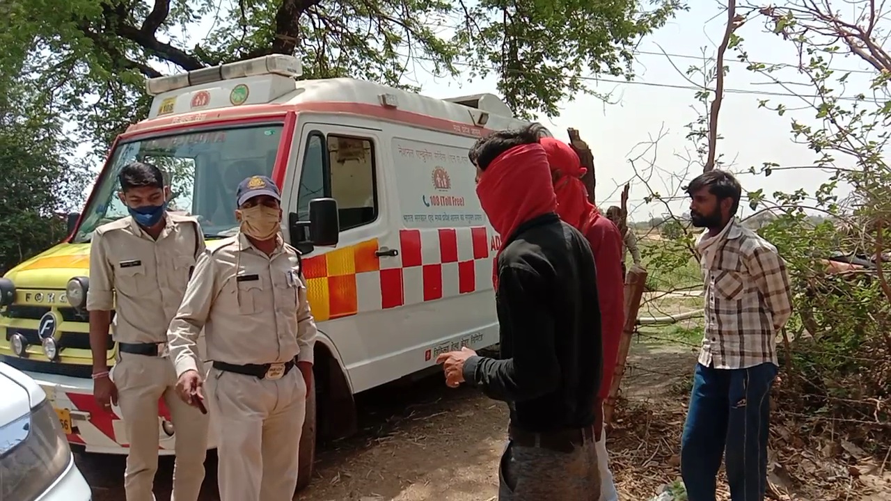 Sunil Kushwah talking to the police