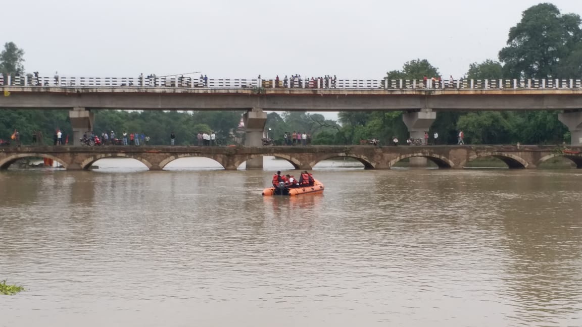 Girl fell down in river Betwa