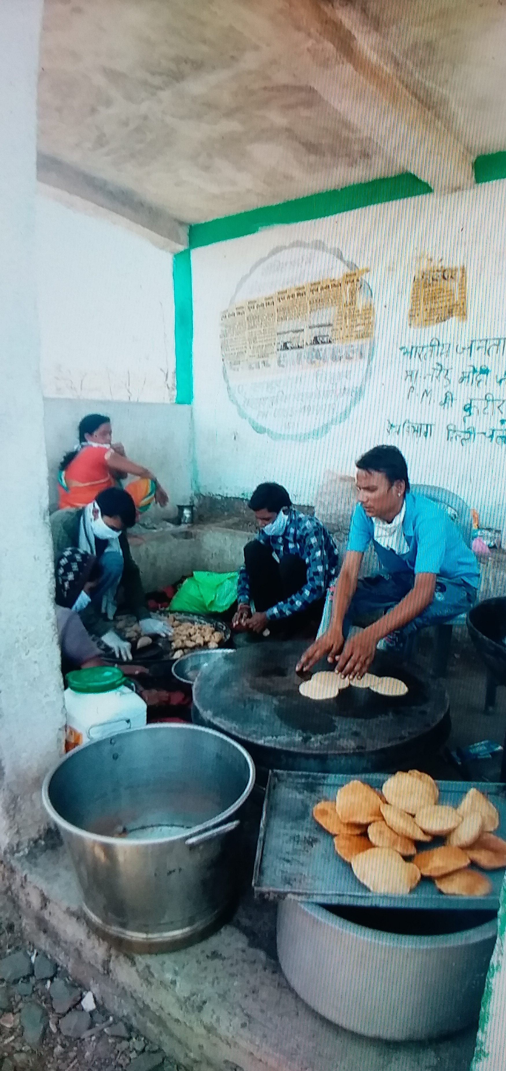 People are providing food to laborers in Vidisha