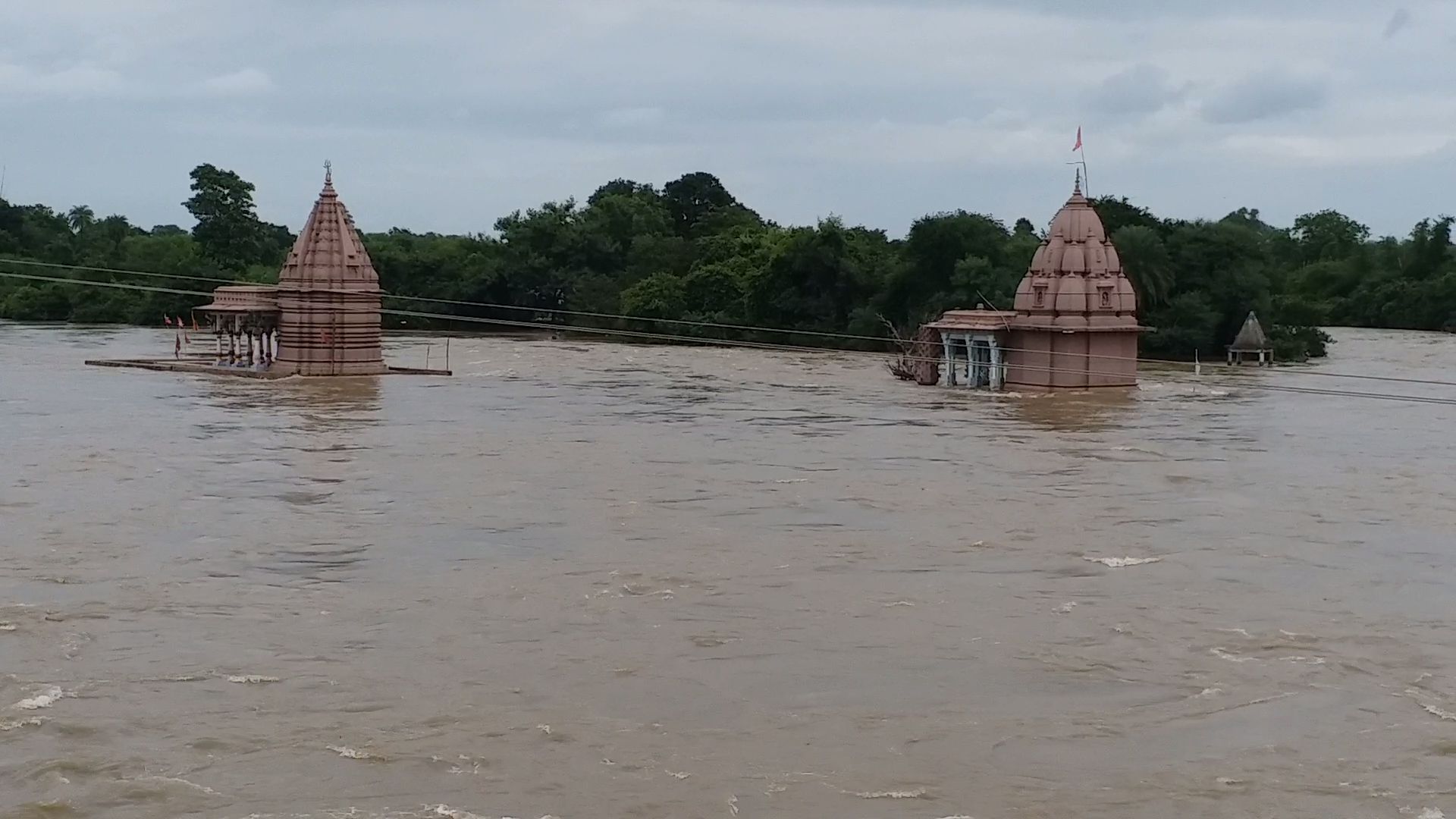 बेतवा में अभी भी बढ़ रहा है जलस्तर