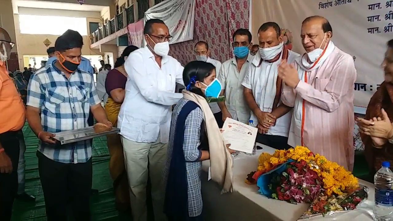 MP Ramakant Bhargava honoring students