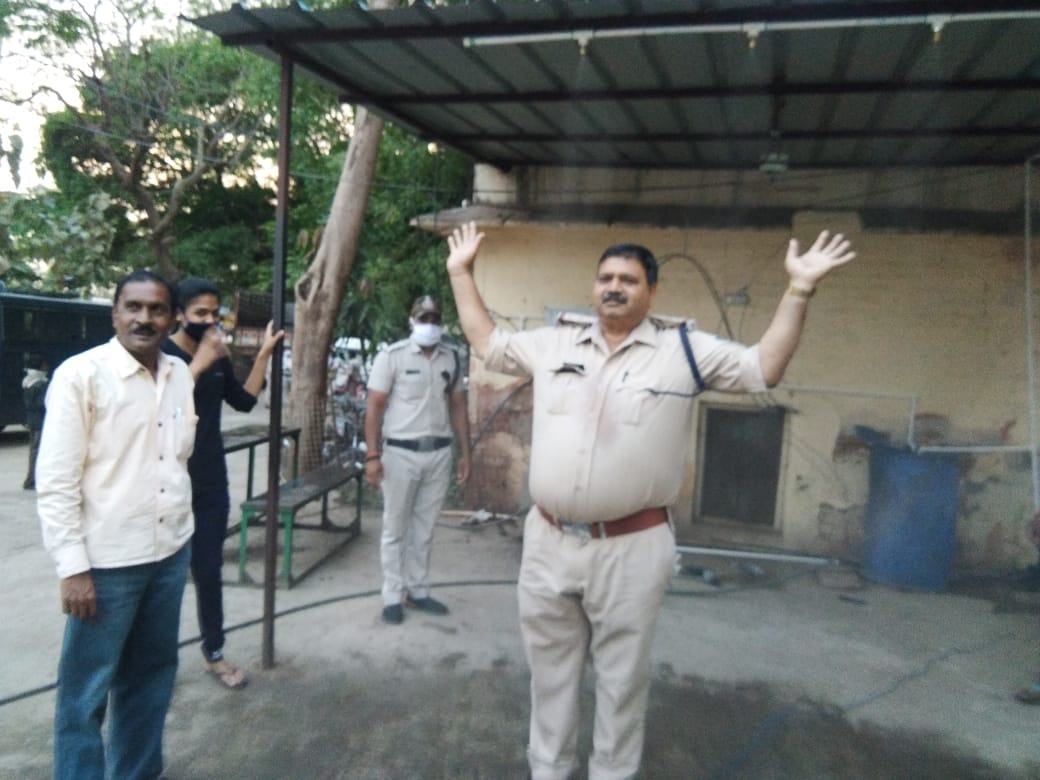 Municipality installed sanitizer machine in police station in vidisha