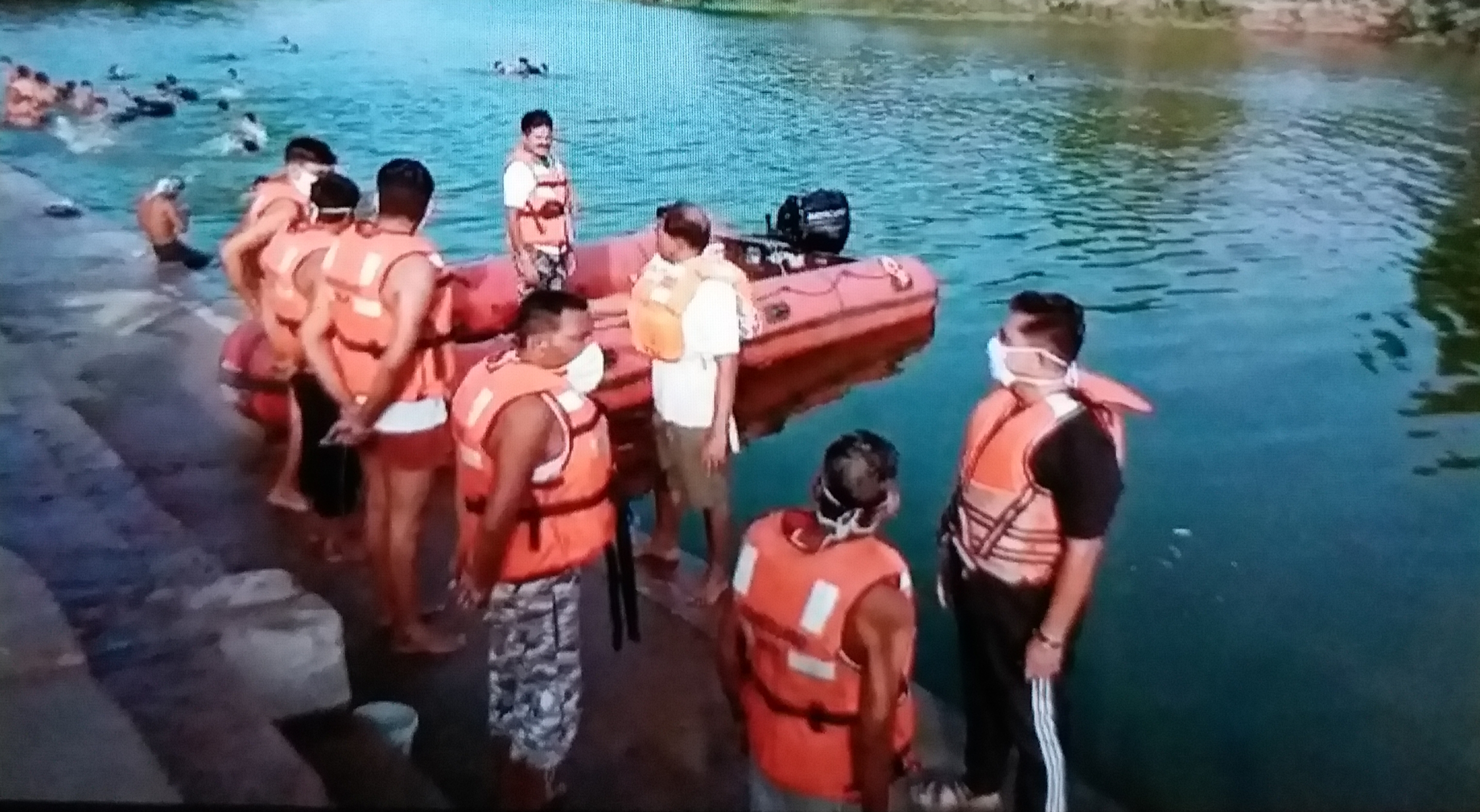 soldiers are being trained to deal with flood