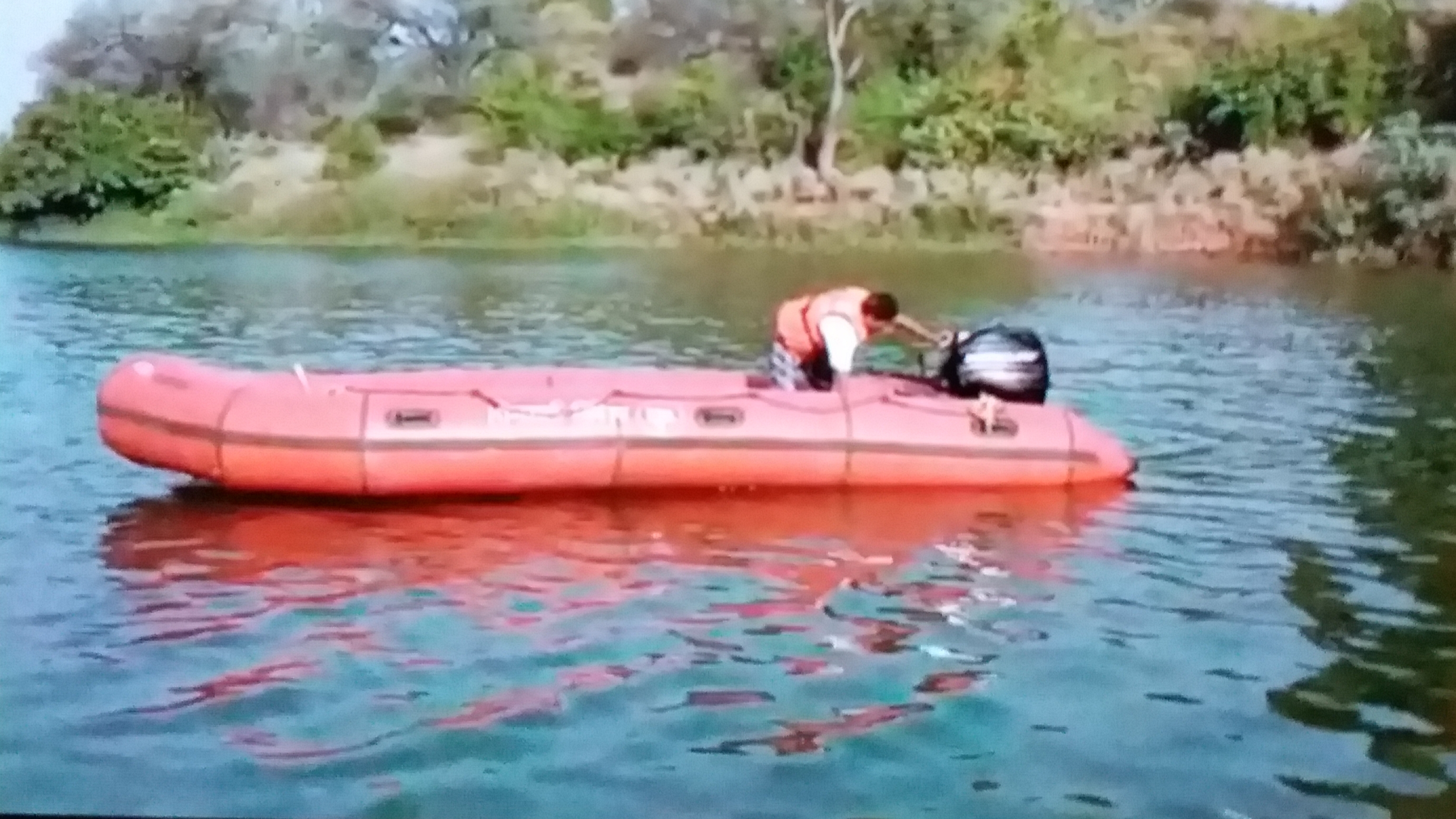 soldiers are being trained to deal with flood