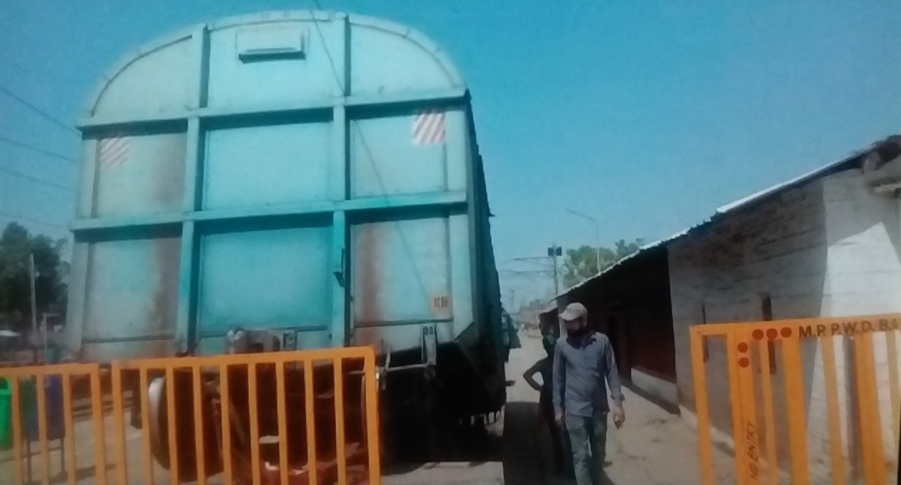 Freight train boarded the platform on the wagon platform of Vidisha railway station