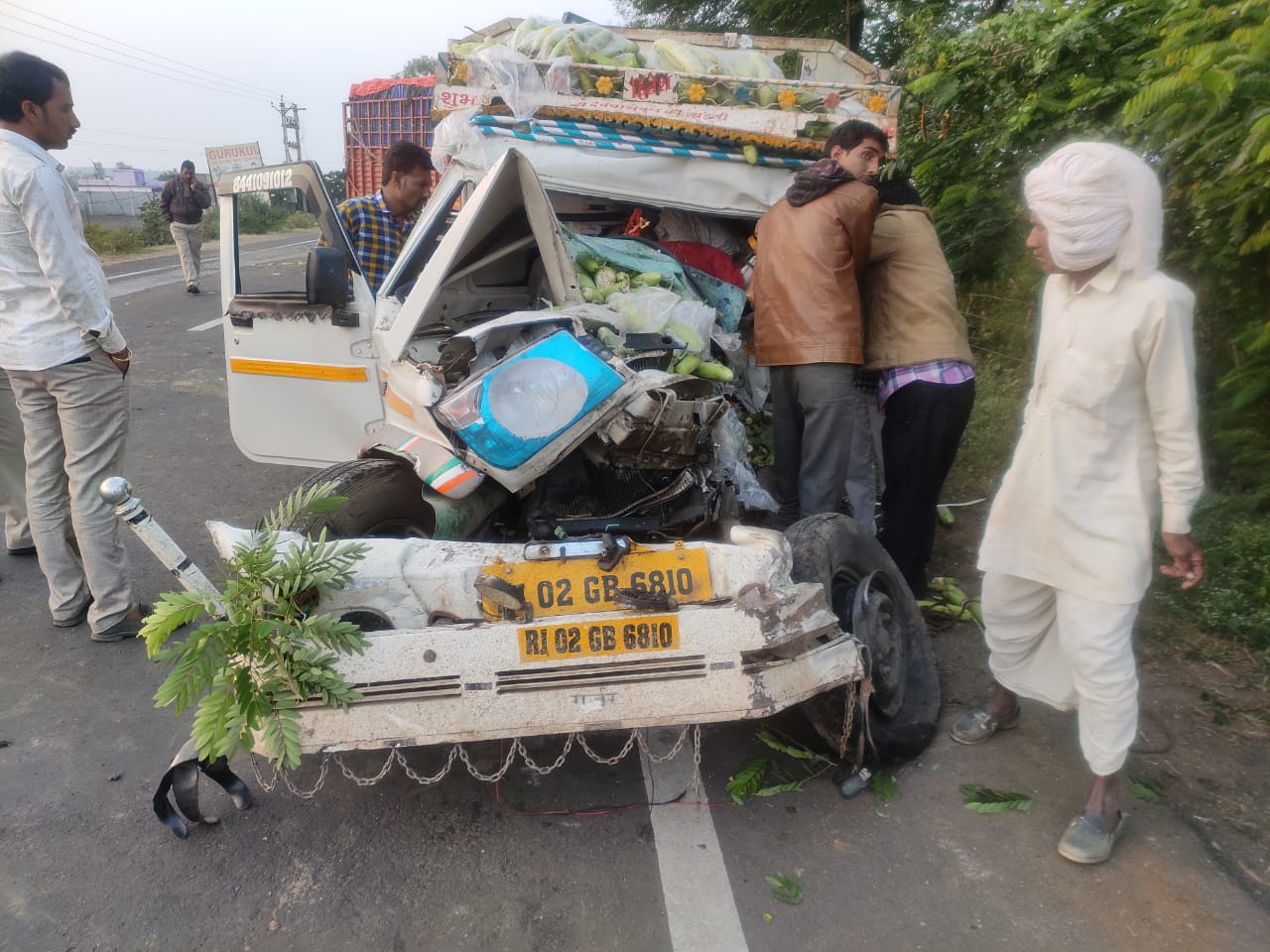 Pickup vehicle parked on the road after the accident