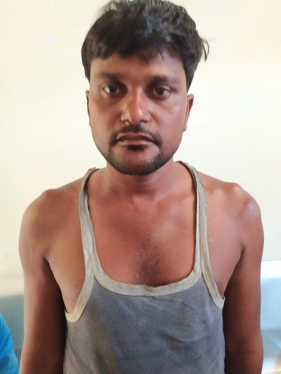 Accused carrying illegal liquor arrested by Bhorgarh Police of balaghat