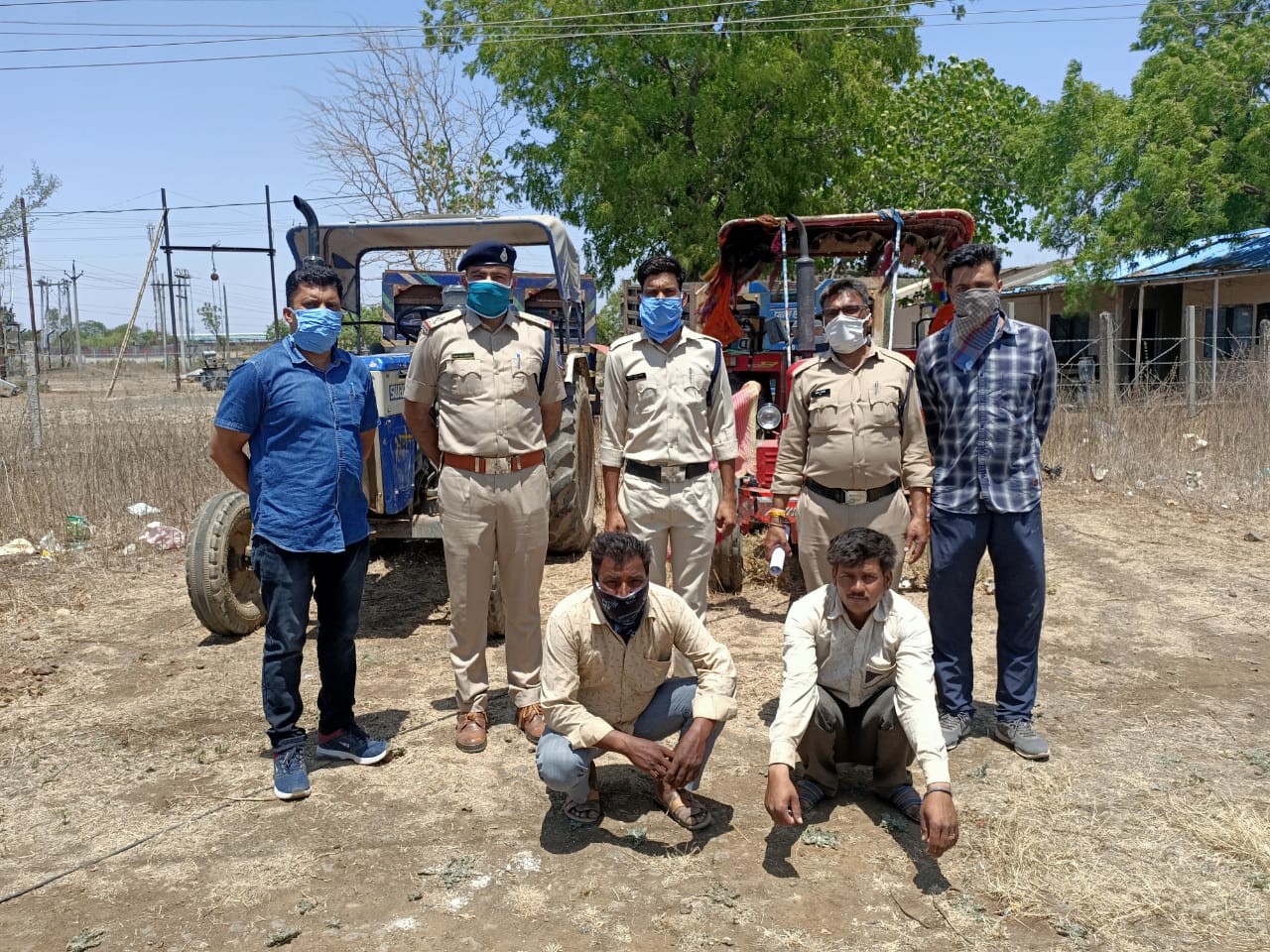 Police seized illegal liquor, wood and tractor-trolley in ratlam