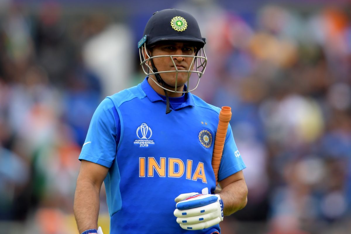 You should never write off champions: Hussey on Dhoni's future