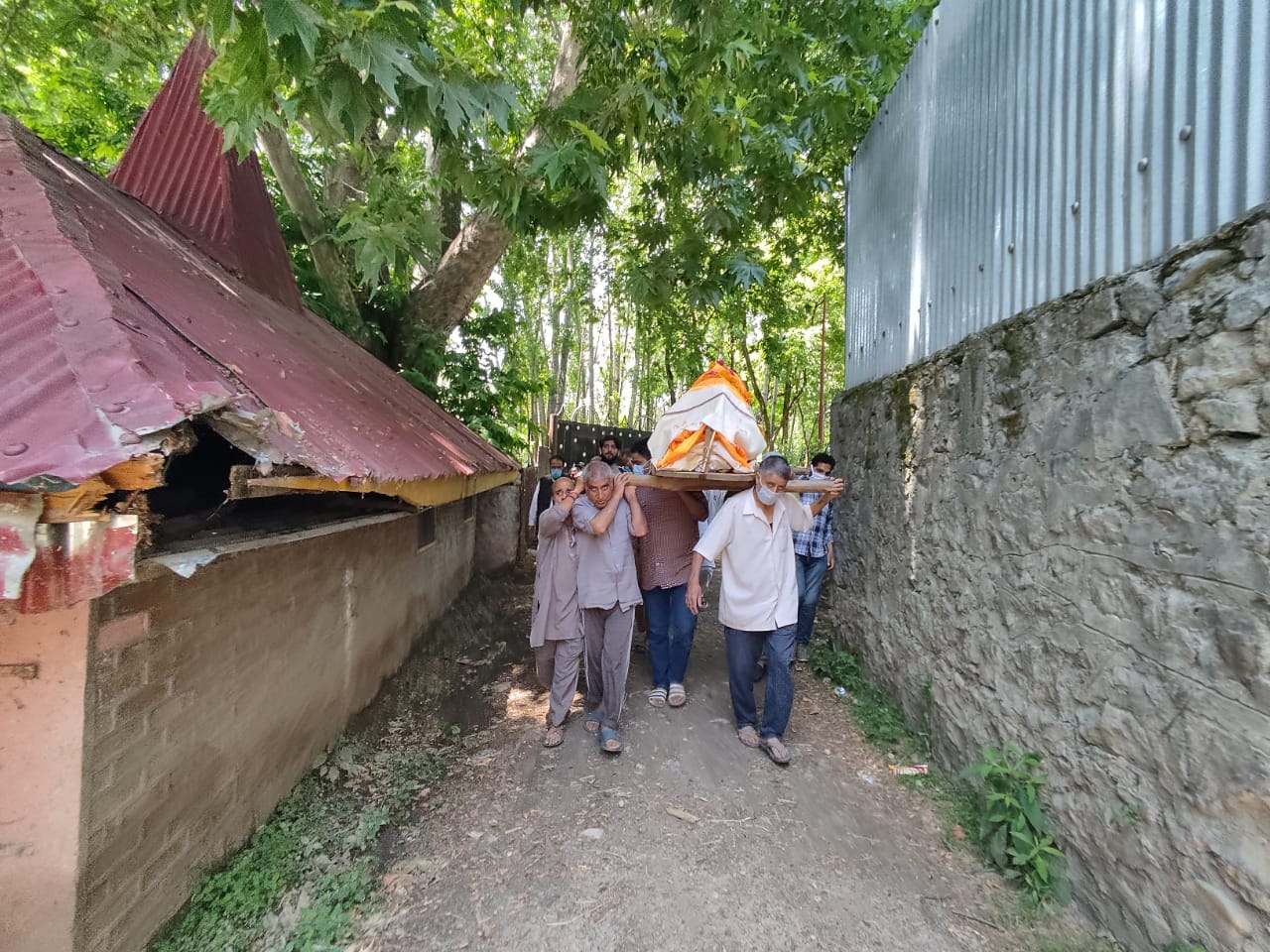 Muslim perform last rites of hindu