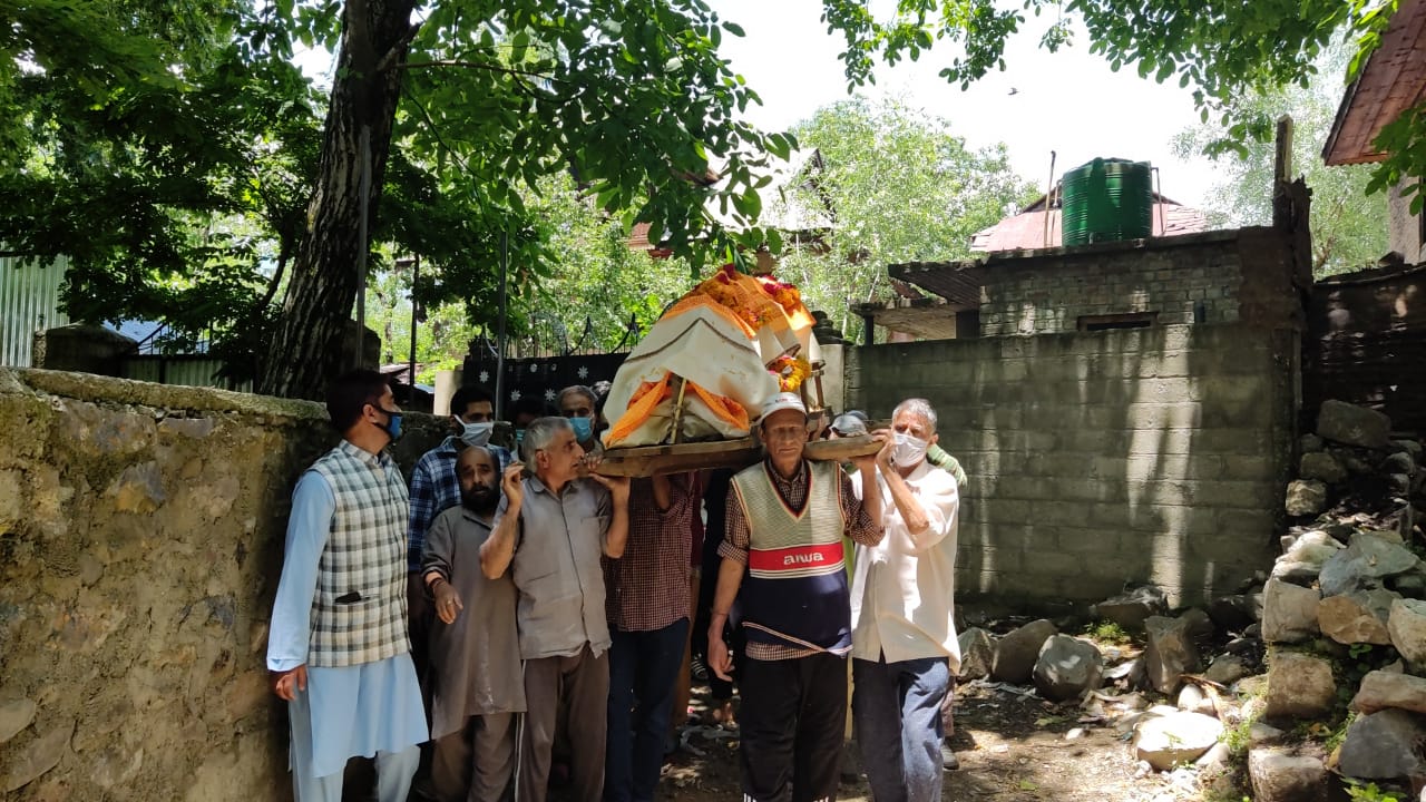 Muslim perform last rites of hindu