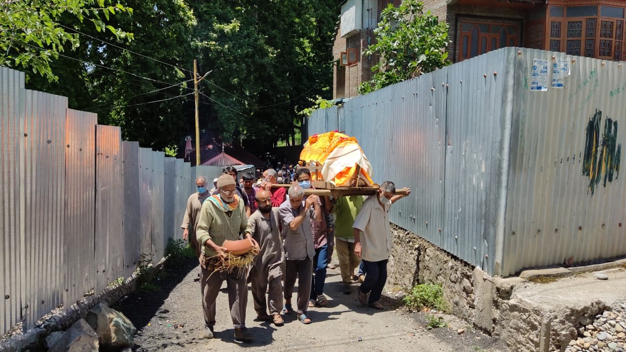 Muslim perform last rites of hindu