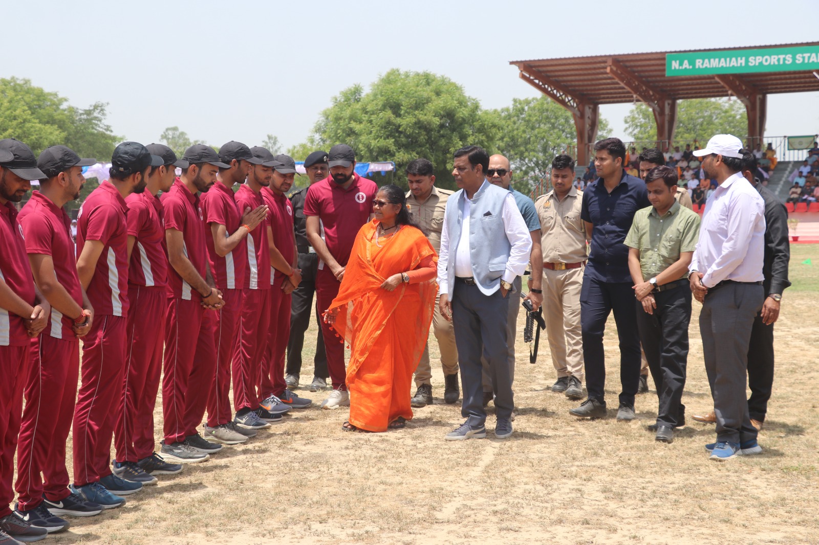 एनएसआई में छात्रों से मिलती सार्वजनिक वितरण राज्यमंत्री साध्वी निरंजन ज्योति