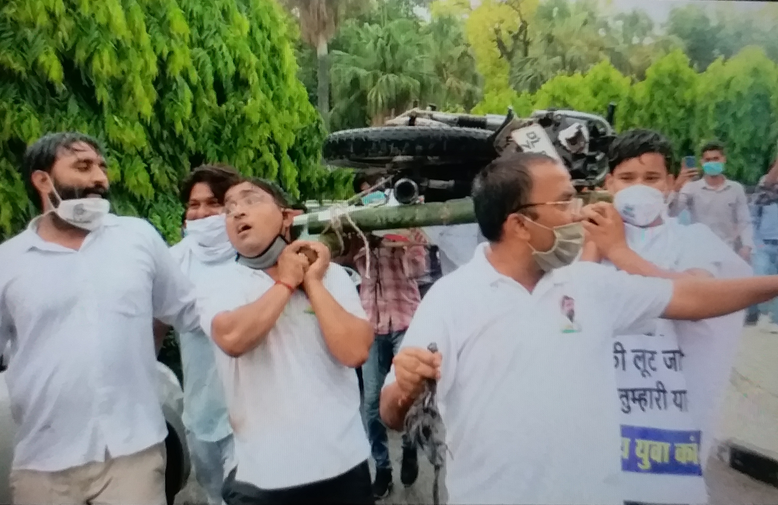 Youth Congress protests against fuel price hike, calls it 'Armano ki Arthi'