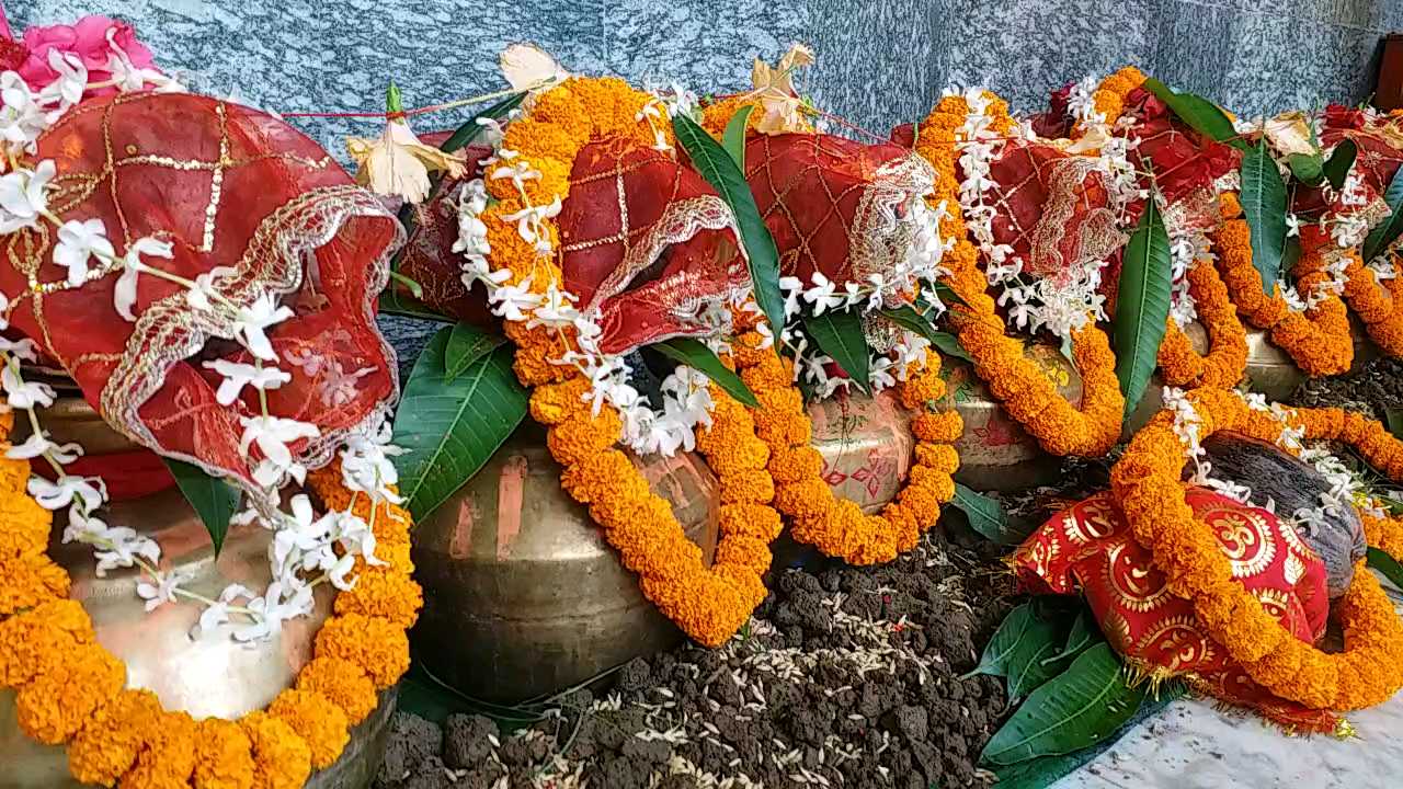 इस मुहूर्त करें कलश स्थापना