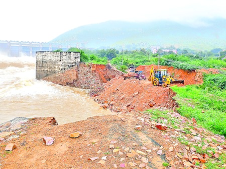 కోతకు గురైన కట్ట