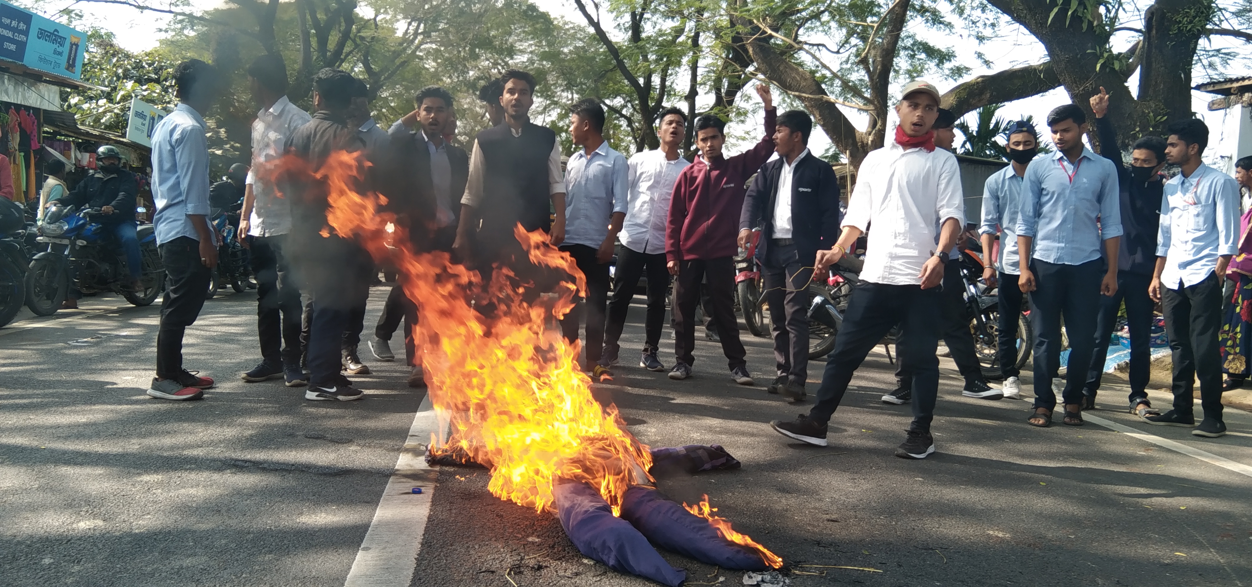 নাওবৈচাৰ ৰাজপথত জ্বলিল মুখ্যমন্ত্ৰী সৰ্বানন্দ সোণোৱালৰ প্ৰতিকৃতি