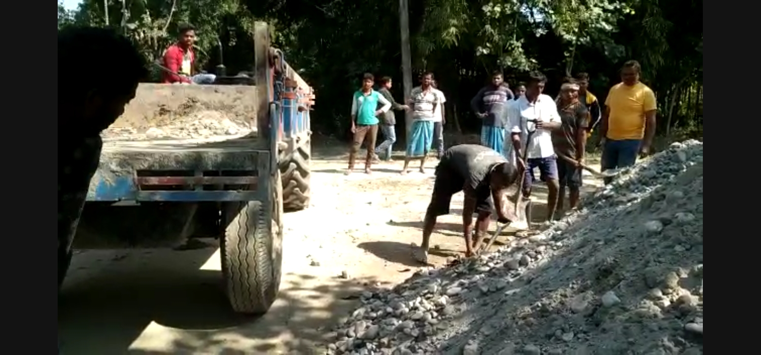 গাঁঠিৰ ধন ব্যয়েৰে পথ মেৰামতি কৰিলে নাওবৈচাৰ চুমণিবাসীয়ে